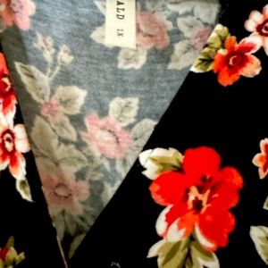 Sleeveless floral romper 1x worn a few times by Emerald- cute summer outfit